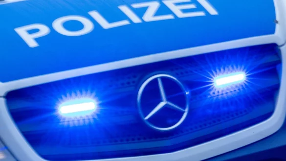 Bei einem &Uuml;berholvorgang kommt es zum Zusammensto&szlig; zweier Fahrzeuge. Vier Menschen werden verletzt. (Symbolbild) - &copy; Jens B&uuml;ttner/dpa