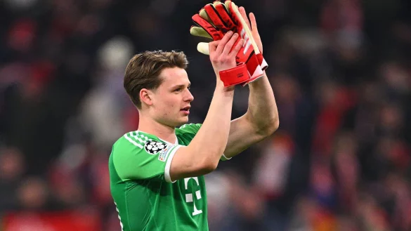 Torwart Jonas Urbig bedankt sich nach seinem Champions-League-Debüt bei den Bayern-Fans. - © Tom Weller/dpa