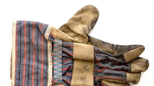 Dieser Handschuh führte die Ermittler zu einem Tatverdächtigen, der jetzt in Untersuchungshaft sitzt. - © Polizei Bielefeld/dpa