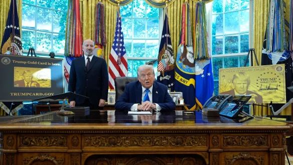 &laquo;Kauft jetzt DIE TRUMP GOLD CARD&raquo;, r&auml;t der Pr&auml;sident im Stile eines Verk&auml;ufers. - &copy; Alex Brandon/AP/dpa
