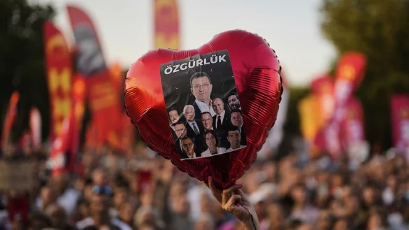 Immer wieder gibt es in der Türkei Demonstrationen für die Freilassung inhaftierter CHP-Politiker wie Ekrem Imamoglu. (Archivbild) - © Khalil Hamra/AP/dpa