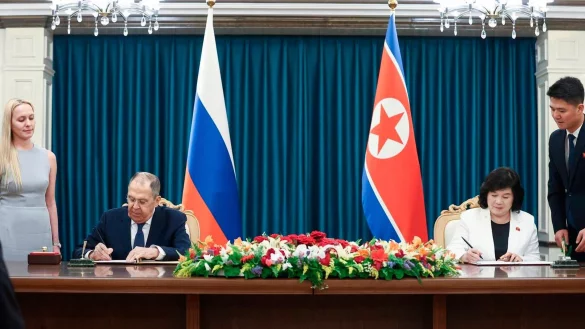 Der russische Außenminister Sergej Lawrow besucht die nordkoreanische Küstenstadt Wonsan, wo er unter anderem Gespräche mit seiner Amtskollegin Choe Son Hui geführt hat. - © Uncredited/Russian Foreign Ministry Press Service/AP/dpa