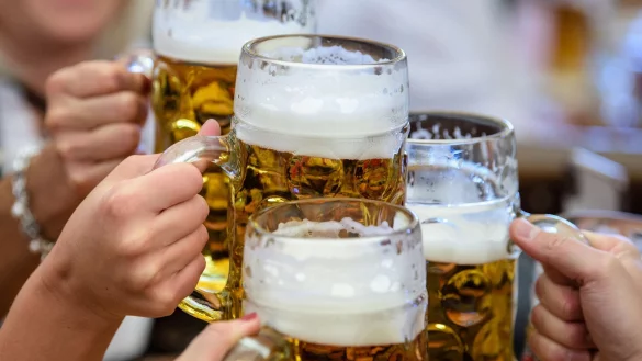 Bier mag in Deutschland einen hohen Stellenwert haben, bei der Produktion hat die Bundesrepublik ihren Platz in den weltweiten Top-5 eingebüßt. (Archivbild) - © Matthias Balk/dpa