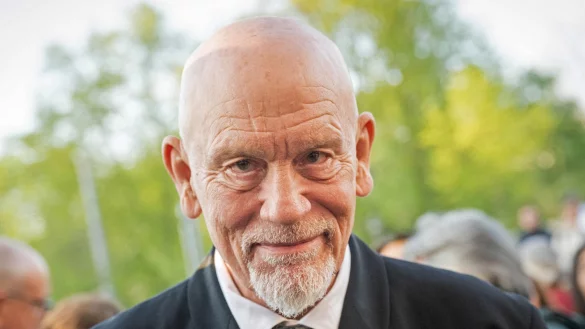 John Malkovich 2024 bei einem Termin in Bremen. - © Sina Schuldt/dpa
