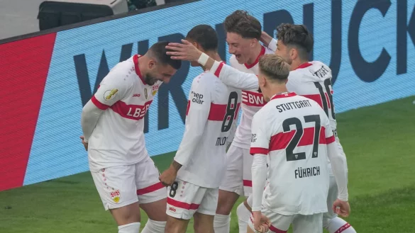 Deniz Undav freut sich mit seinen Teamkollegen über das 3:0. - © Sören Stache/dpa