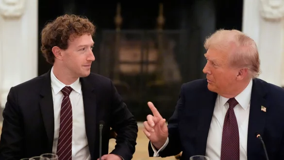 Dinner für Tech-Bosse: US-Präsident Donald Trump hat die Chefs der großen amerikanischen Tech-Konzerne zu einem Abendessen ins Weiße Haus geladen. - © Alex Brandon/AP/dpa