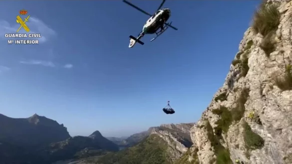 Eine beim Wandern auf Mallorca t&ouml;dlich verungl&uuml;ckte Deutsche wird mit Hilfe eines Hubschraubers aus unwegsamem Gel&auml;nde geborgen. - &copy; ---/Guardia Civil/dpa