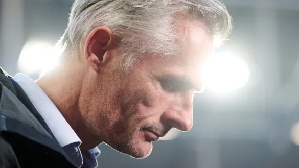 Muss am Saisonende gehen: Schalke-Trainer Kees van Wonderen. - © Bernd Thissen/dpa