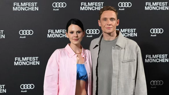 Matthias Schweigh&ouml;fer und Ruby O. Fee vertreiben sich gern auch mal die Zeit zu Hause. (Archivfoto) - &copy; Felix H&ouml;rhager/dpa