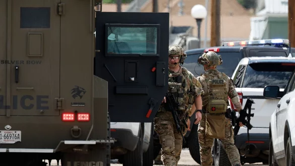 Einsatzkräfte nach den Schüssen in Anaconda im US-Bundesstaat Montana. - © Joseph Scheller/The Montana Standard/AP/dpa