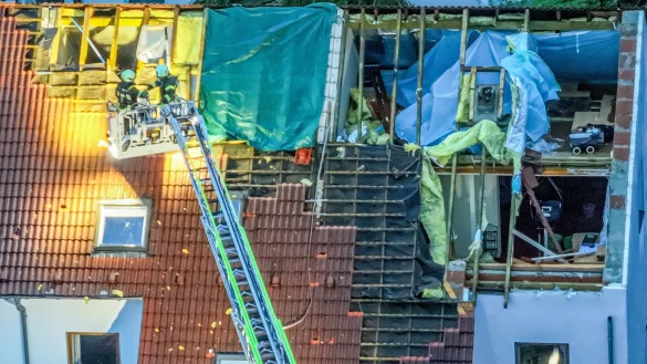 In Ulm wurden infolge des Unwetters mehrere Wohnhausdächer abgedeckt - war es ein Tornado? - © Jason Tschepljakow/dpa