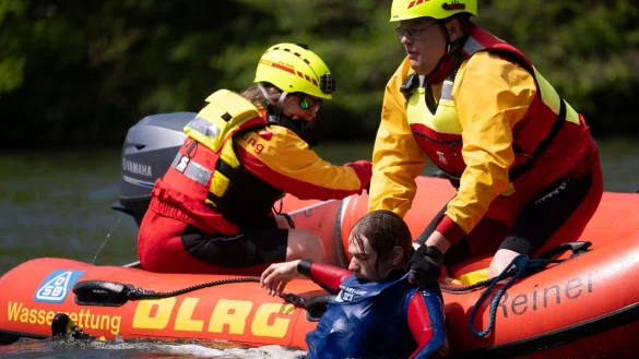 1.446 Menschen haben die DLRG-Helfer 2024 das Leben gerettet - ein Jahr zuvor waren es 1.120. - © Marijan Murat/dpa