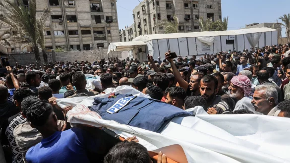 Palästinensischen Angaben zufolge starben bei dem Angriff am Montag 20 Menschen. - © Abed Rahim Khatib/dpa