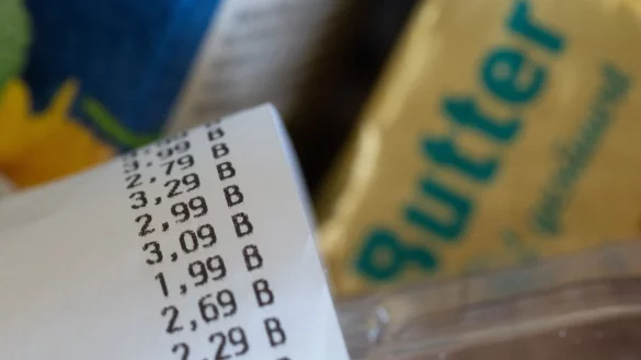 Beim Lebensmittelkauf ist von sinkender Inflation nichts zu sp&uuml;ren. - &copy; Hendrik Schmidt/dpa