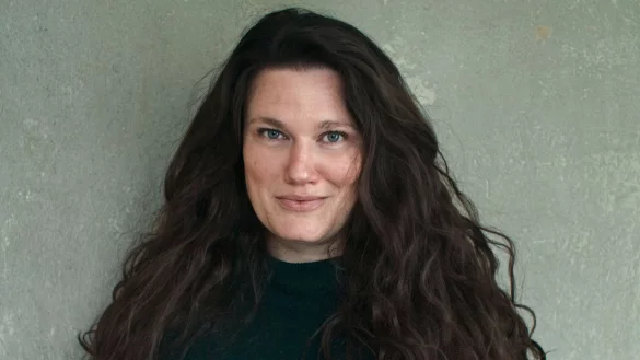 Mascha Schilinski hat es mit ihrem zweiten Spielfilm in den Wettbewerb von Cannes geschafft (undatierte Aufnahme). - © Fabian Gamper/Zentral Studio/dpa