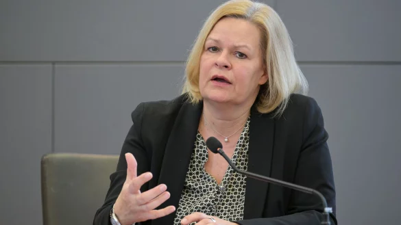 Bundesinnenministerin Nancy Faeser wird beim Kölner Rosenmontagszug dabei sein. (Archivbild) - © Michael Bahlo/dpa