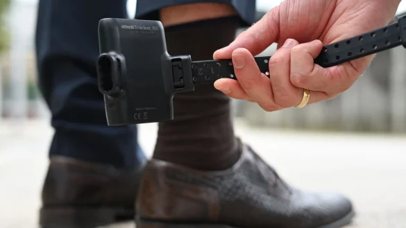 Die elektronische Fußfessel soll helfen, Gewalttäter auf Abstand zu halten. (Symbolbild) - © Arne Dedert/dpa