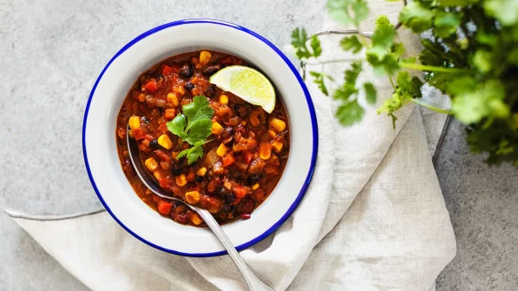 Bei der Veganuary-Challenge können vegane Rezepte von Promis nachgekocht werden, wie etwa das Chili mit schwarzen Bohnen von Rockstar Bryan Adams. - © Veganuary/dpa-tmn