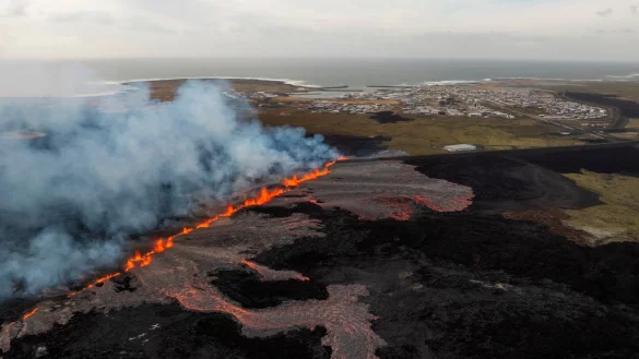 Nahe Grindavík hat sich erneut die Erde aufgetan. - © Marco di Marco/AP/dpa