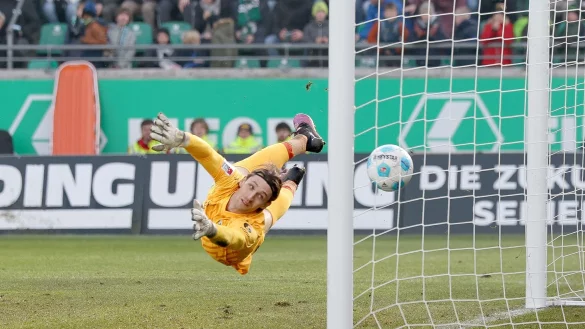 Fürths Torwart Körber war beim 0:1 chancenlos und musste später ausgewechselt werden. - © Friso Gentsch/dpa