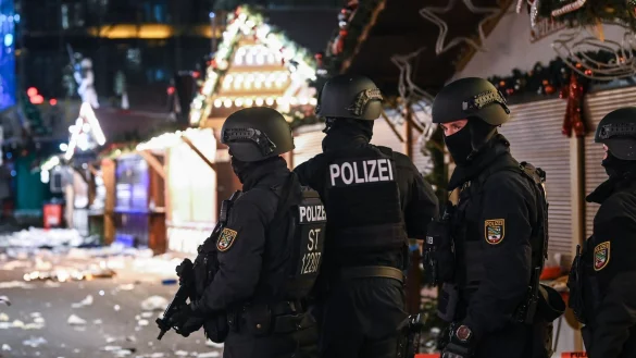 Kurz vor Weihnachten war ein 50-Jähriger aus Saudi-Arabien mit einem Auto über den Magdeburger Weihnachtsmarkt gerast. (Archivbild) - © Heiko Rebsch/dpa