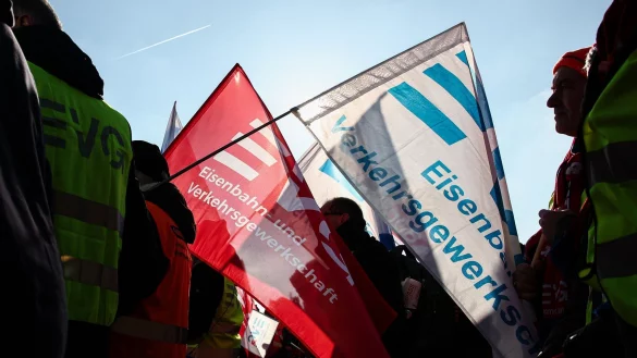 Die EVG kämpft seit Jahren gegen eine mögliche Aufspaltung der Bahn. - © Hannes P. Albert/dpa