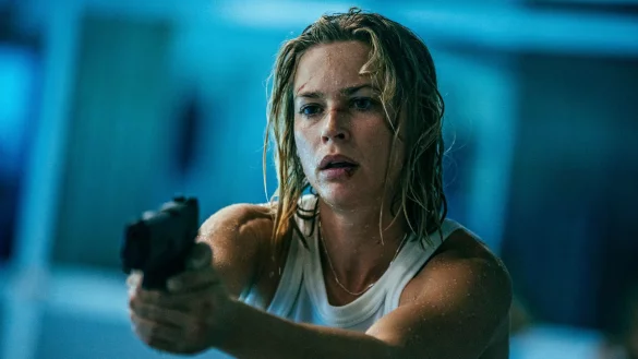 Gibt in «Exterritorial» alles: Jeanne Goursaud spielt die Ex-Elitesoldatin Sara Wulf, die um ihren Sohn kämpft. (Foto: Netflix) - © Sasha Ostrov /netflix/dpa