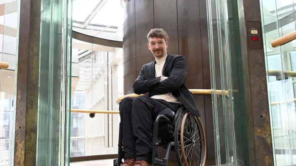 Der nordrhein-westfälische Grünen-Landtagsabgeordnete Dennis Sonne setzt sich für Belange von Menschen mit Behinderung ein (Foto-Archiv). - © Maximilian von Klenze/dpa