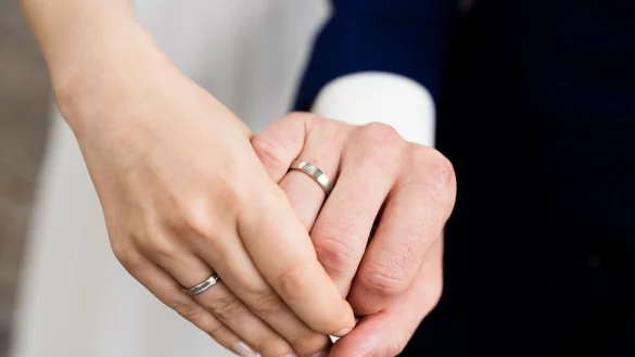 Frauen und Männer tragen in Partnerschaften oft sehr unterschiedlich zum Haushaltseinkommen bei (Symbolbild) - © Rolf Vennenbernd/dpa