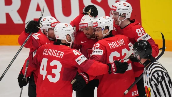 Die Schweiz siegte souverän gegen Überraschungs-Team Dänemark und träumt vom ersten WM-Titel. - © Petr David Josek/AP/dpa