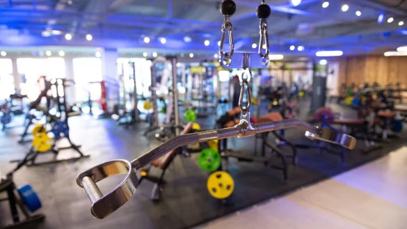 Viele nehmen sich zu viel vor. Fitnessstudios leeren sich zur Mitte des Jahres meist wieder. - © Jonas Walzberg/dpa/dpa-tmn