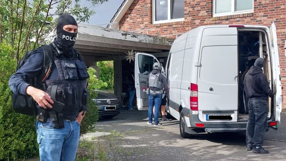 Die Behörden gehen gegen eine Gruppe vor, die Chinesen zur Einreise nach Deutschland verholfen haben soll. - © --/Bundespolizei/dpa