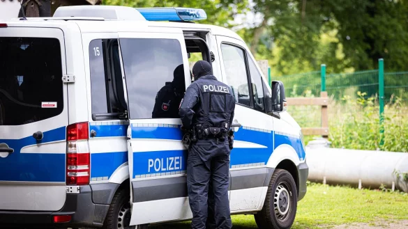 Es gab Durchsuchungen in sechs Bundesländern. (Symbolbild) - © Moritz Frankenberg/dpa