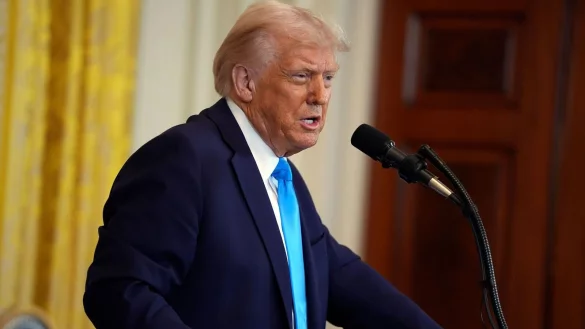 Trump ist gegen strengere Waffengesetze. (Archivbild) - © Evan Vucci/AP/dpa