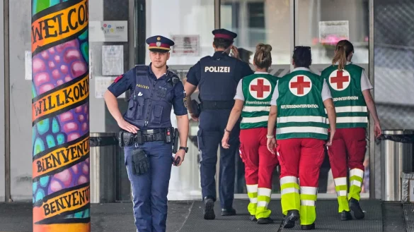 Die Polizei liefert neue Details zum Täter und den Opfern. - © Darko Bandic/AP/dpa