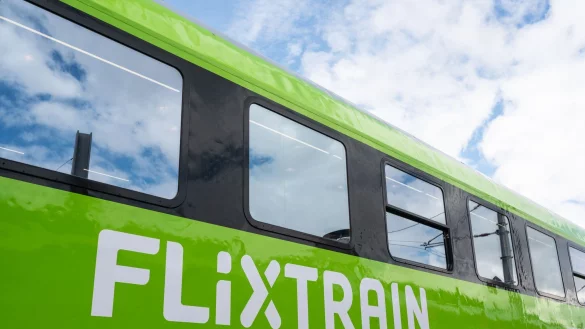 Seit 2017 ist Flixtrain einer der wenigen Konkurrenten der Deutschen Bahn im Fernverkehr. (Archivbild) - © Marius Becker/dpa