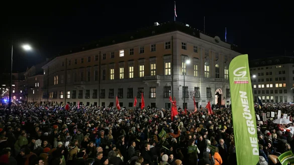 Tausende versammelten sich vor dem Kanzleramt. - &copy; Helmut Fohringer/apa/dpa