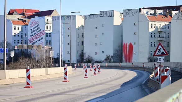 Seit Mittwochabend ist die Stadtautobahnbr&uuml;cke der A100 voll gesperrt. - &copy; Sebastian Gollnow/dpa