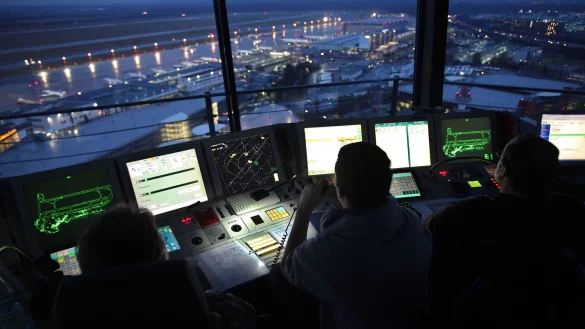 Zeitumstellung während der Nachtschicht: Fällt durch die Umstellung auf die Sommerzeit eine Stunde Arbeitszeit weg, müssen Arbeitnehmerinnen und Arbeitnehmer diese nicht nachholen. - © Oliver Berg/dpa/dpa-tmn