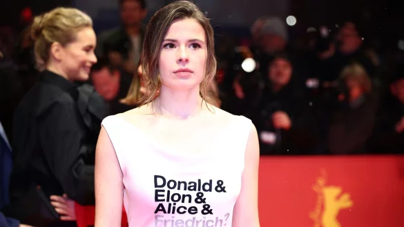 Luisa Neubauer sorgte mit einem politischen Statement auf ihrem Kleid f&uuml;r Aufsehen. - &copy; Christoph Soeder/dpa