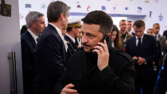 Selenskyj fordert die Verb&uuml;ndeten seines Landes zu mehr Druck auf Russland auf, damit das T&ouml;ten ein Ende hat. - &copy; Leon Neal/Getty Pool via AP/dpa