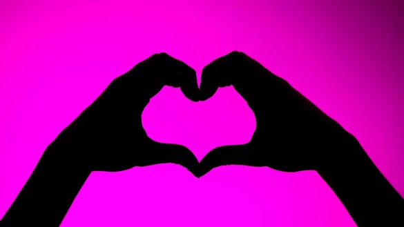 63 Prozent der digital Datenden empfinden es als leichter, online zu flirten, als jemanden in der realen Welt anzusprechen. - © Sina Schuldt/dpa/dpa-tmn