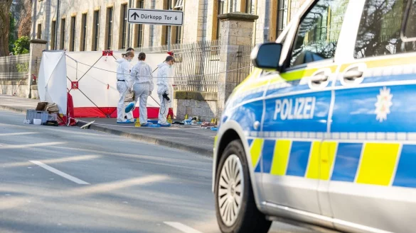 Nach Attacken mit einem Messer in Bielefeld wird der Tatverdächtige in eine psychiatrische Klinik eingewiesen. (Archivbild) - © Guido Kirchner/dpa