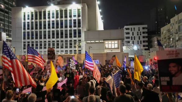 Menschen protestieren vor der Au&szlig;enstelle der US-Botschaft und fordern die Freilassung der von der Hamas im Gazastreifen festgehaltenen Geiseln. - &copy; Ariel Schalit/AP/dpa