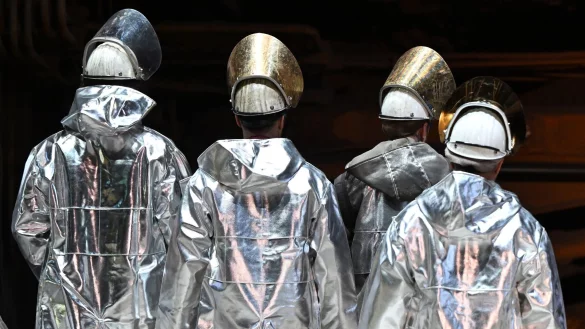 Die Mitglieder der IG Metall bei Thyssenkrupp Steel haben mit großer Mehrheit für einen Sanierungstarifvertrag gestimmt. Er sieht auch massive Lohnkürzungen vor. (Archivbild) - © Federico Gambarini/dpa