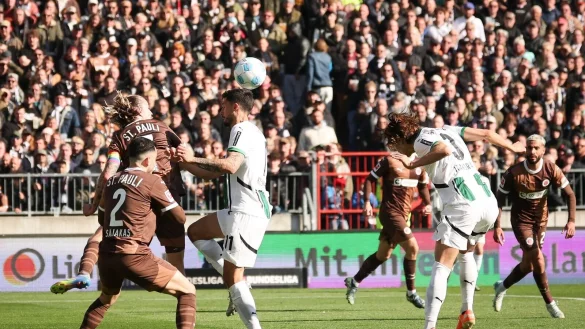 Mönchengladbachs Ko Itakura (r) trifft zum 1:0 für die Borussia. - © Christian Charisius/dpa