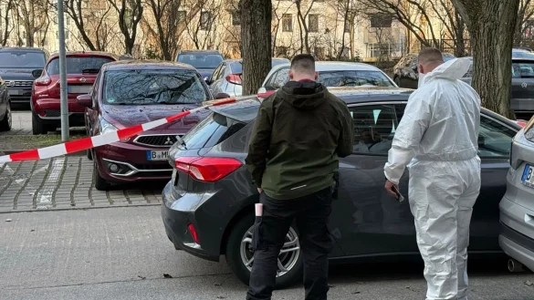 Nach einer Gewalttat in Berlin-Marzahn untersuchen Beamte der Spurensicherung ein Auto. - © Marco Porzig/Porzig/dpa