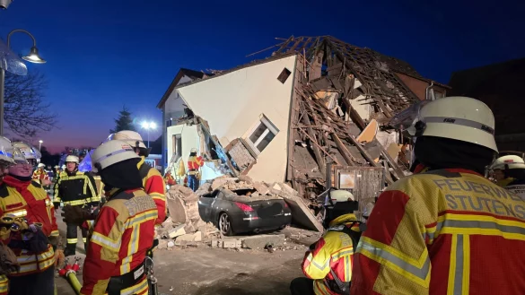 Die Bergungsarbeiten laufen. (Symbolbild) - © Thomas Riedel/dpa