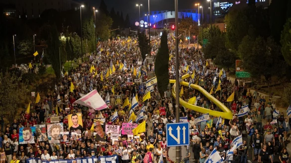 Zigtausende Demonstranten in Jerusalem forderten ein Abkommen zur Beendigung des Krieges. - © Ilia Yefimovich/dpa