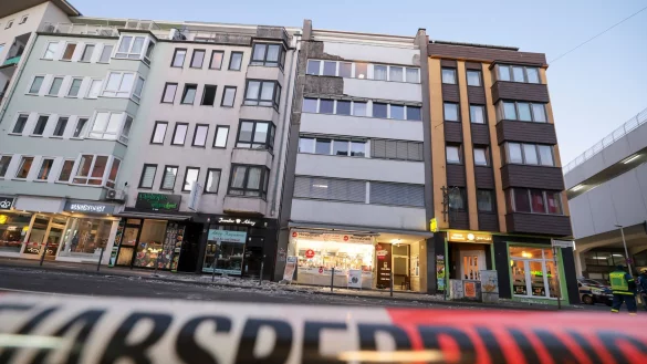 In der Bonner Innenstadt sind Passanten durch herabst&uuml;rzende Teile einer Hausfassade verletzt worden. - &copy; Thomas Banneyer/dpa